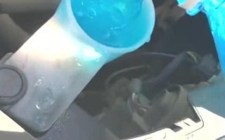 玻璃水冻了怎么解冻