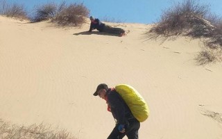 民警徒步18公里将游客背出沙漠
