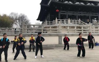 黄发垂髫的黄发指的是