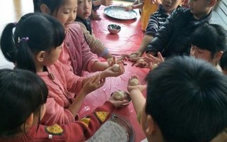 宝宝我们边上楼梯边做汤圆