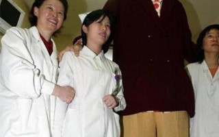姚明是不是巨人症