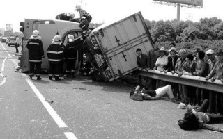 新西兰一大巴翻车