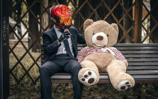 我们的爱就像秋叶等不到花开