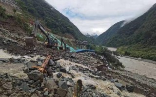 四川雅安泥石流致10余人失联