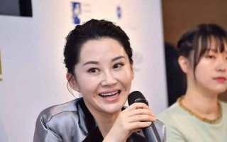 许晴被谁咬下来一个头是
