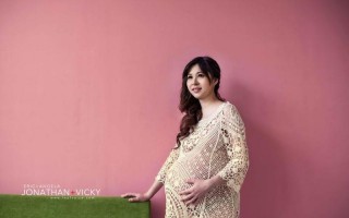 挺起圆滚滚的孕肚做