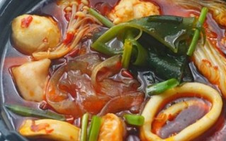 男生吃麻辣烫碗边抠出脏东西 ,为什么说麻辣烫是最脏的一种快餐?