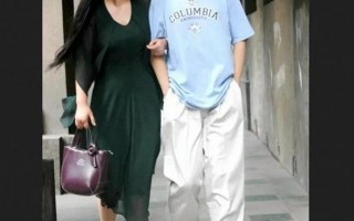 街边修车父亲拆儿子通知书笑开花