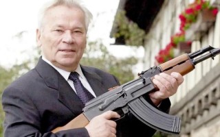 美儿童持AK47射击