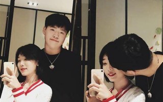 一前一后两个人撞击着