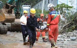 雅安泥石流10人失联