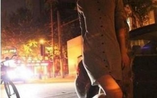 女子上海闹市裸拍