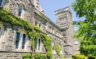 多伦多大学在哪个国家 多伦多大学的简介(多伦多大学是一所怎样的大学?)