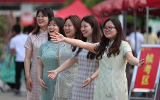 老师穿旗袍为考生打气