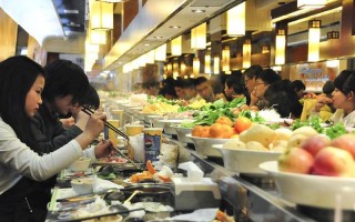 女子吃转转火锅取一半再放回餐盘