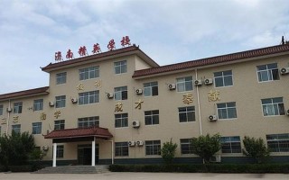 哪有全封闭学校啊