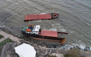 载有近4000辆汽车的货轮沉没