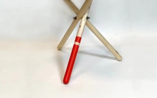 椅子上放一根很光滑的木棍